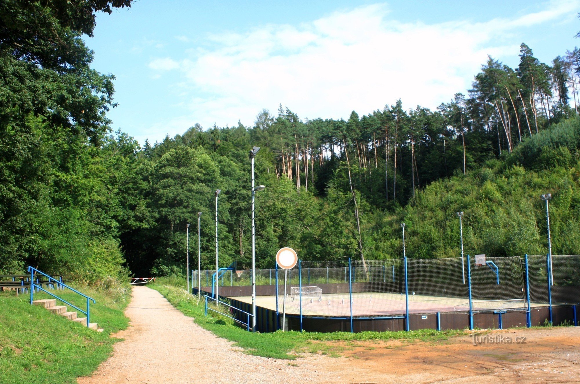 Sân chơi ở thung lũng Rakovce bên dưới Orešín