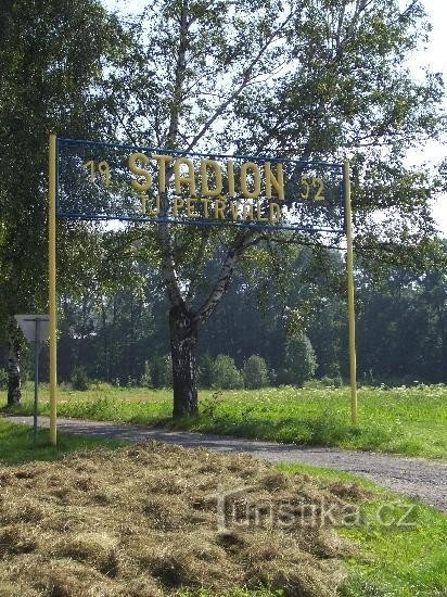 Sân chơi: Lối vào khu liên hợp thể thao TJ Sokol ở Petřvald.