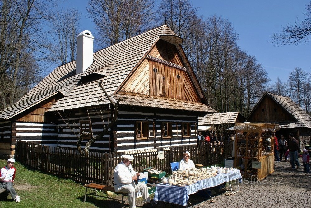 hrnčíři v dolní části skanzenu