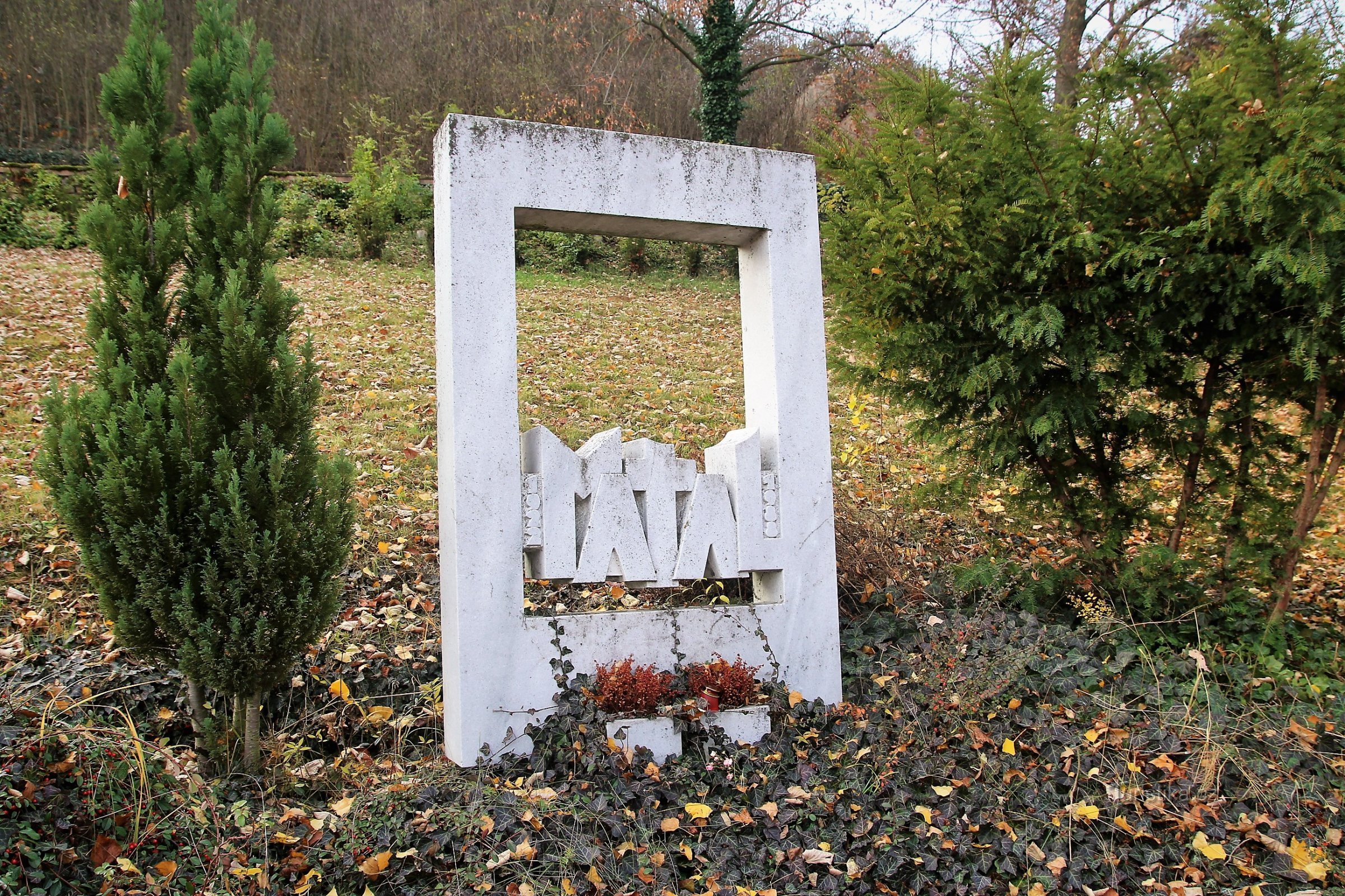 Das Grab von Bohumír Matal auf dem Friedhof von Lomnice