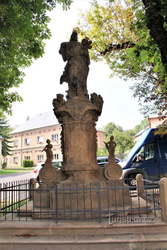 Tombe, vue générale de la statue de St. Joseph