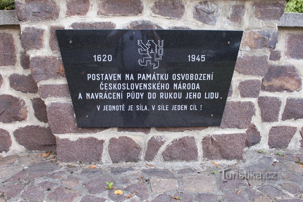 Grob, spominska plošča