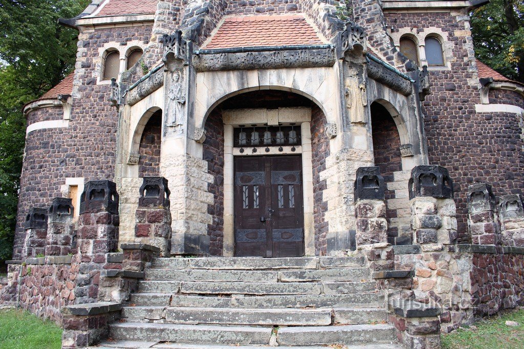 Гробница, главный вход в Воскресенскую церковь