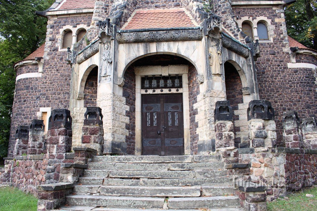 The tomb, the main entrance of the Church of the Resurrection