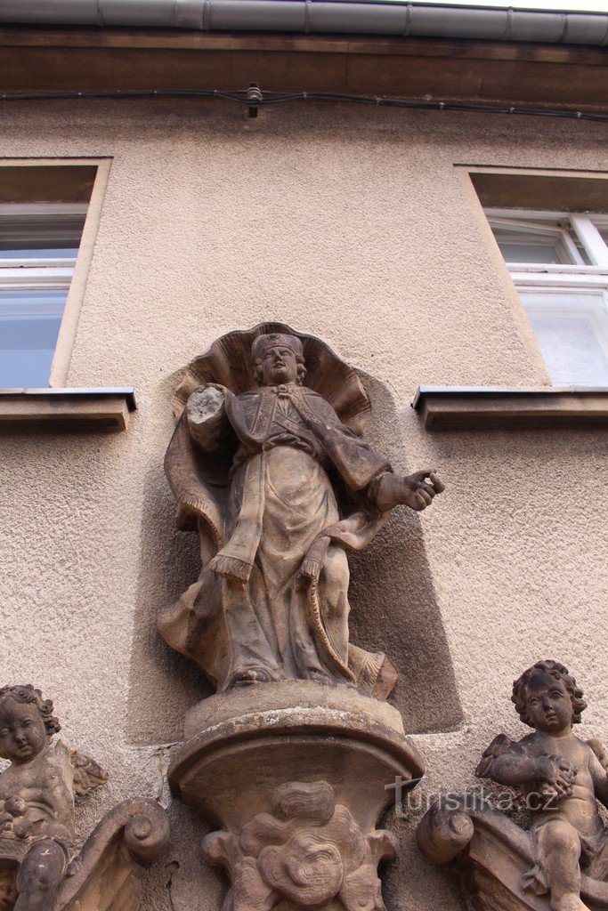 Le tombeau, la partie supérieure de la statue