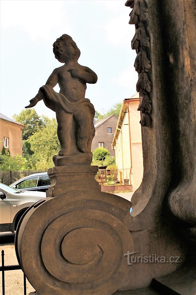 Grave, einer der Engel auf der Statue