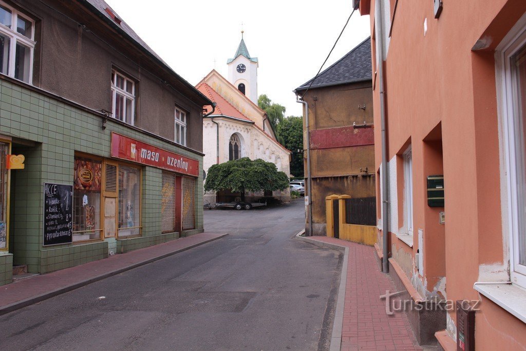 Tumba, vista de la iglesia desde la calle Duchcovská