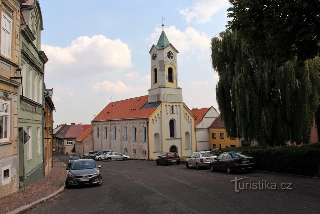 Grob, pogled na crkvu s trga