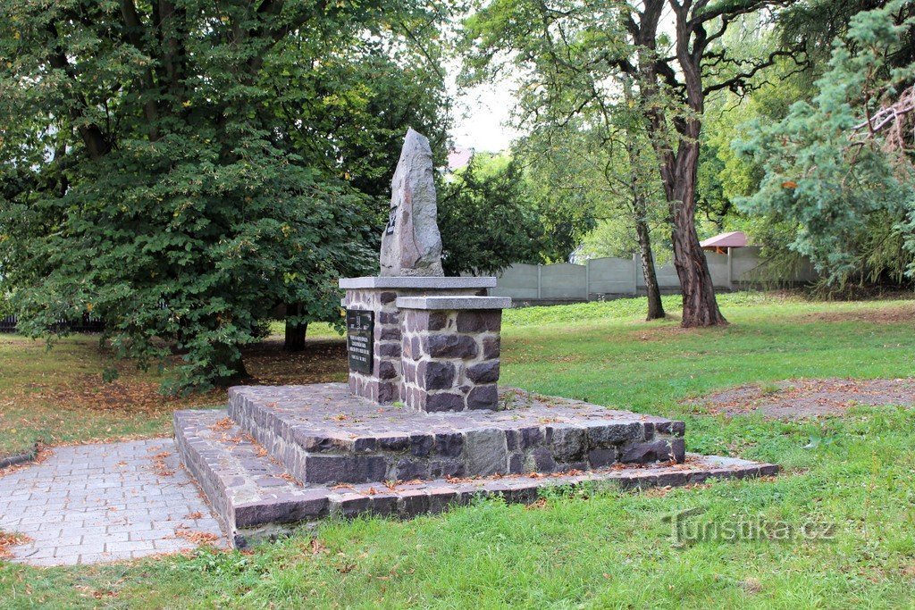 Tombe, vue du monument de côté