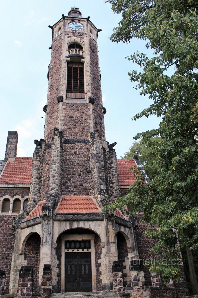 Grave, facade of the Church of the Resurrection