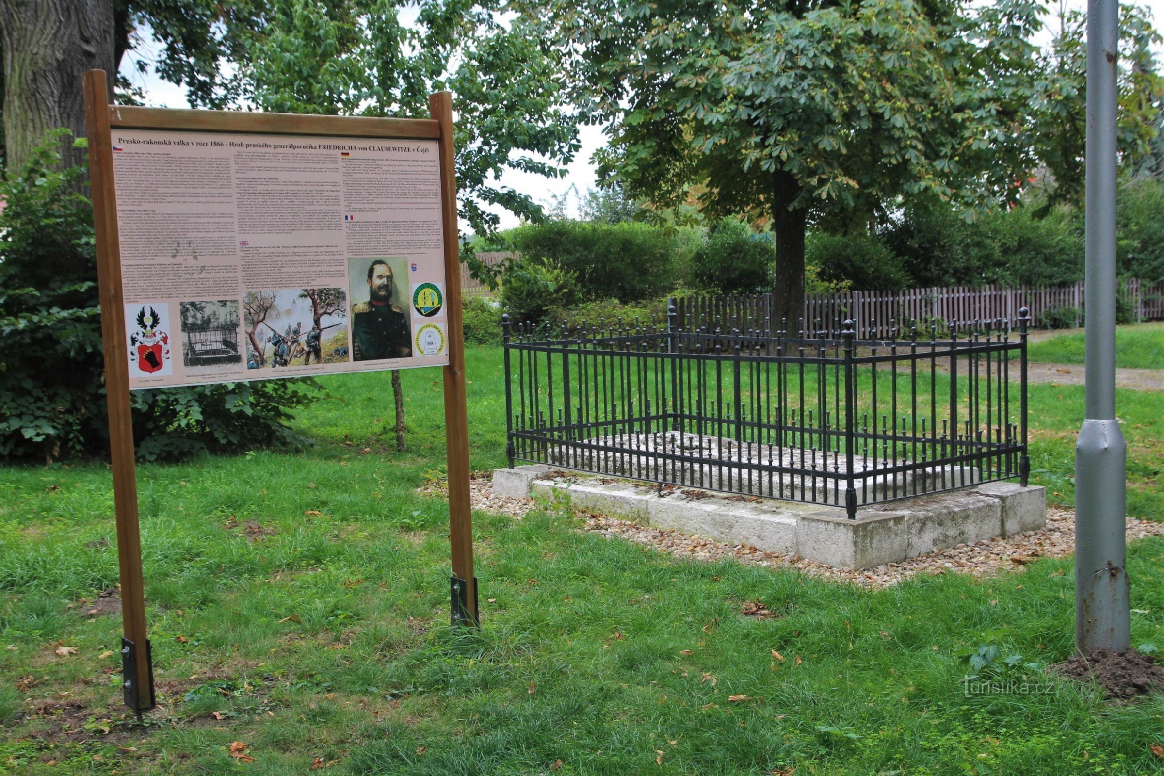 Grob z informacijsko tablo