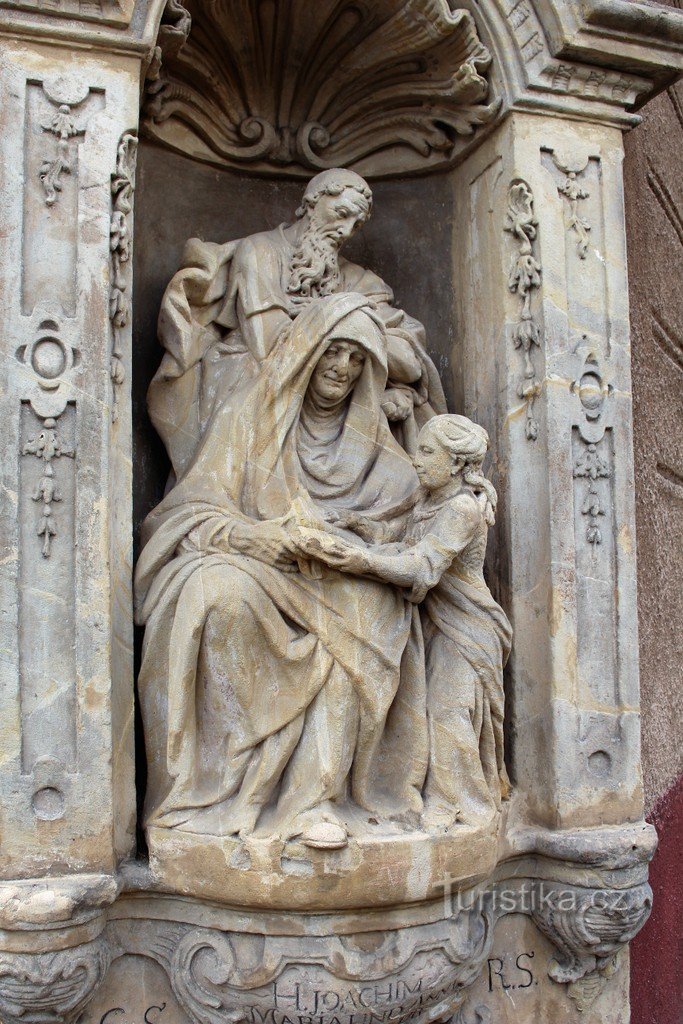 Tomba, scultura sulla Piazza del Mercato