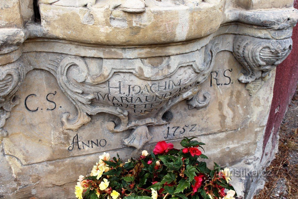 Tombe, partie inférieure de la statue