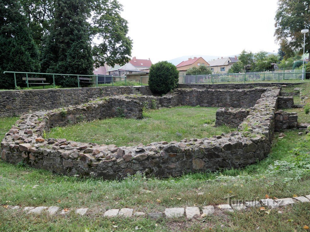 Tombe, fondations d'une église luthérienne