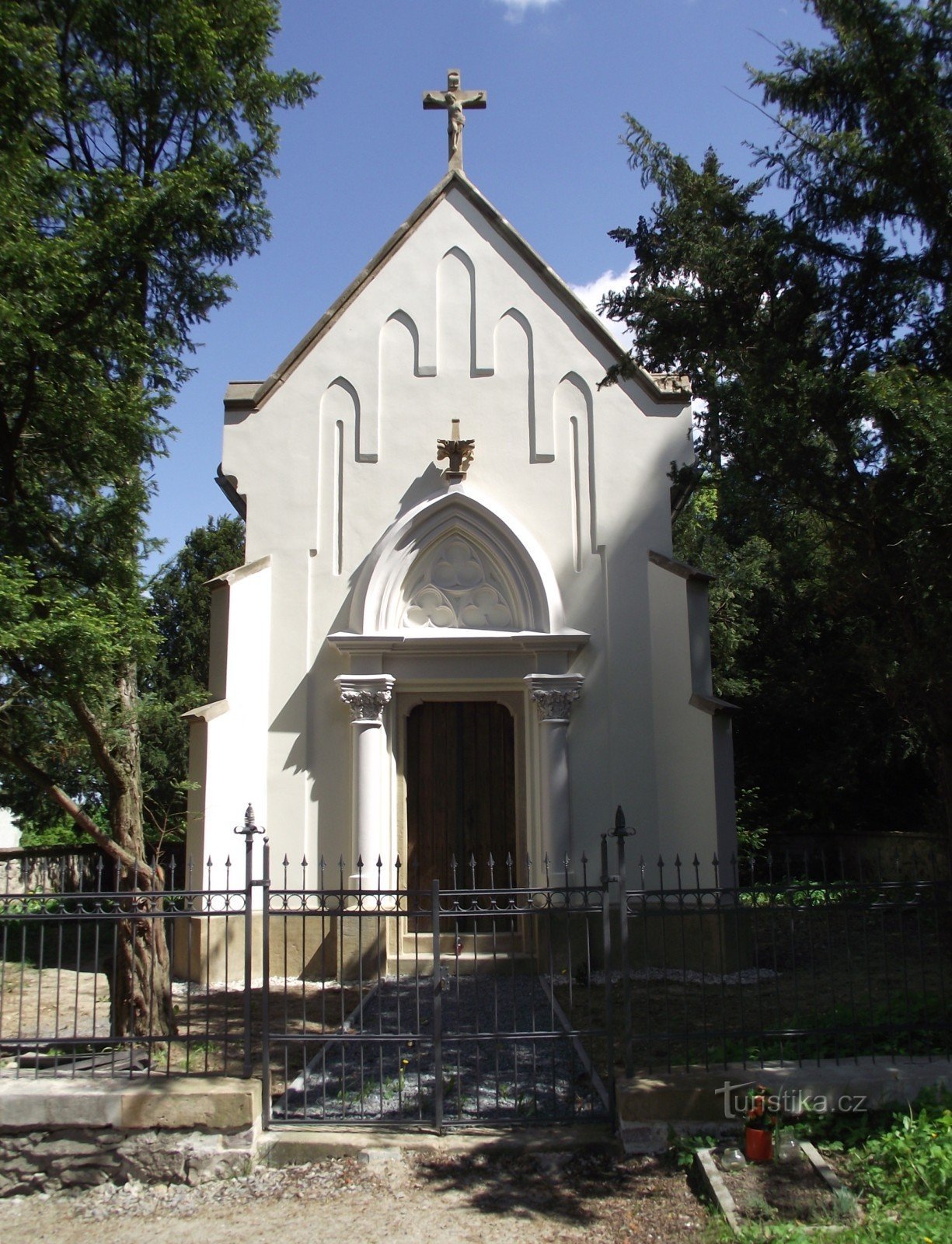 la tumba (capilla) de los dueños de la finca