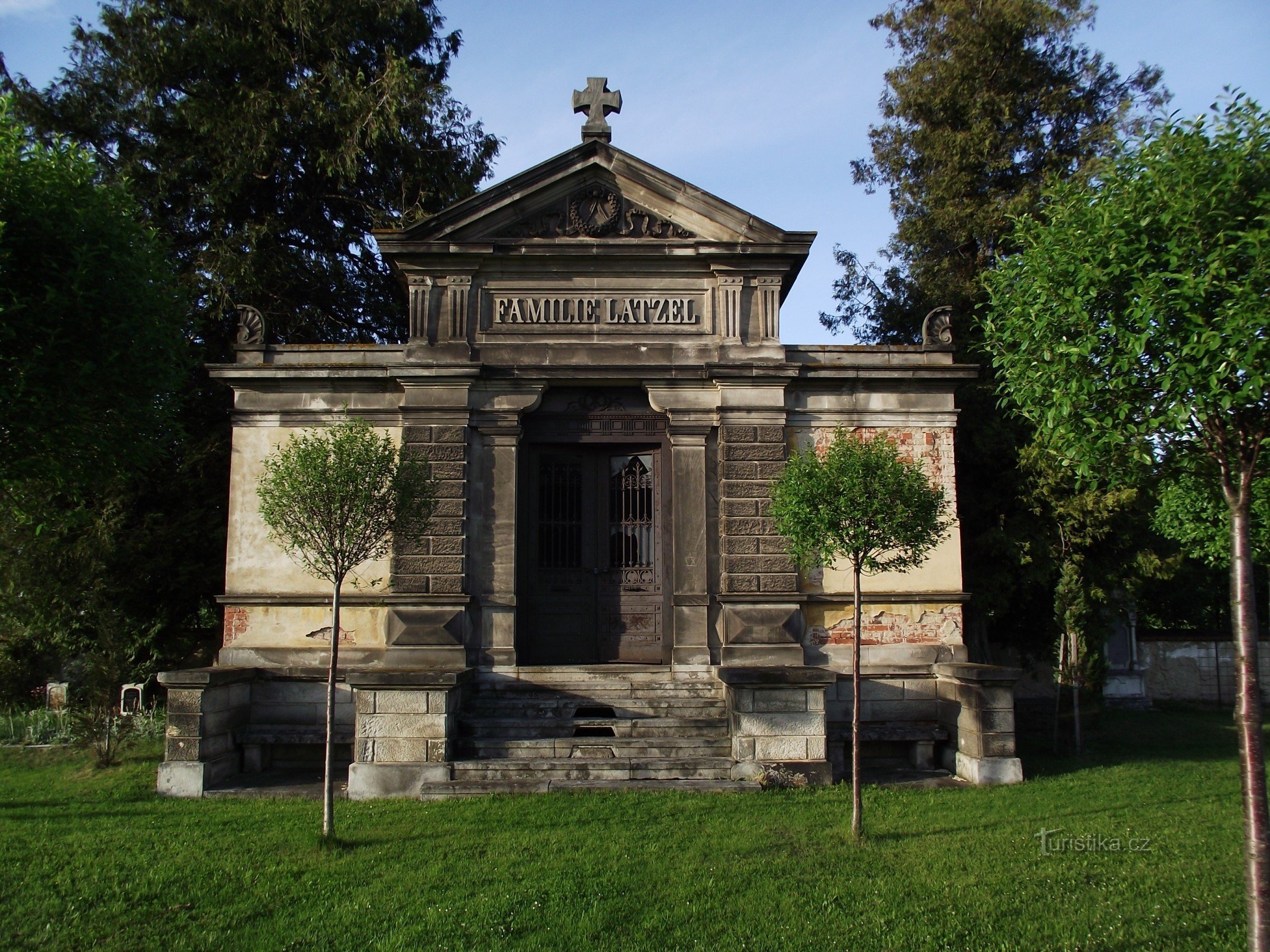 tomb of the Latzel family