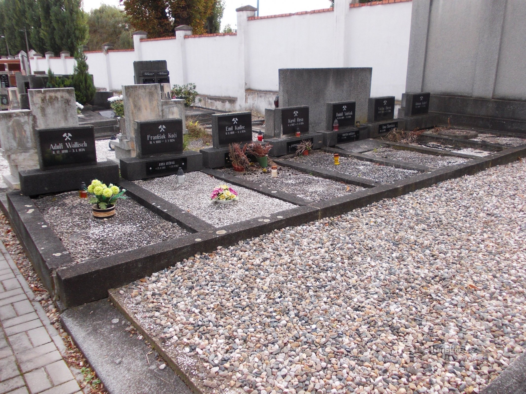 graven van de slachtoffers - 14 mijnwerkers waren afkomstig uit Duchcov, die begraven liggen op de begraafplaats