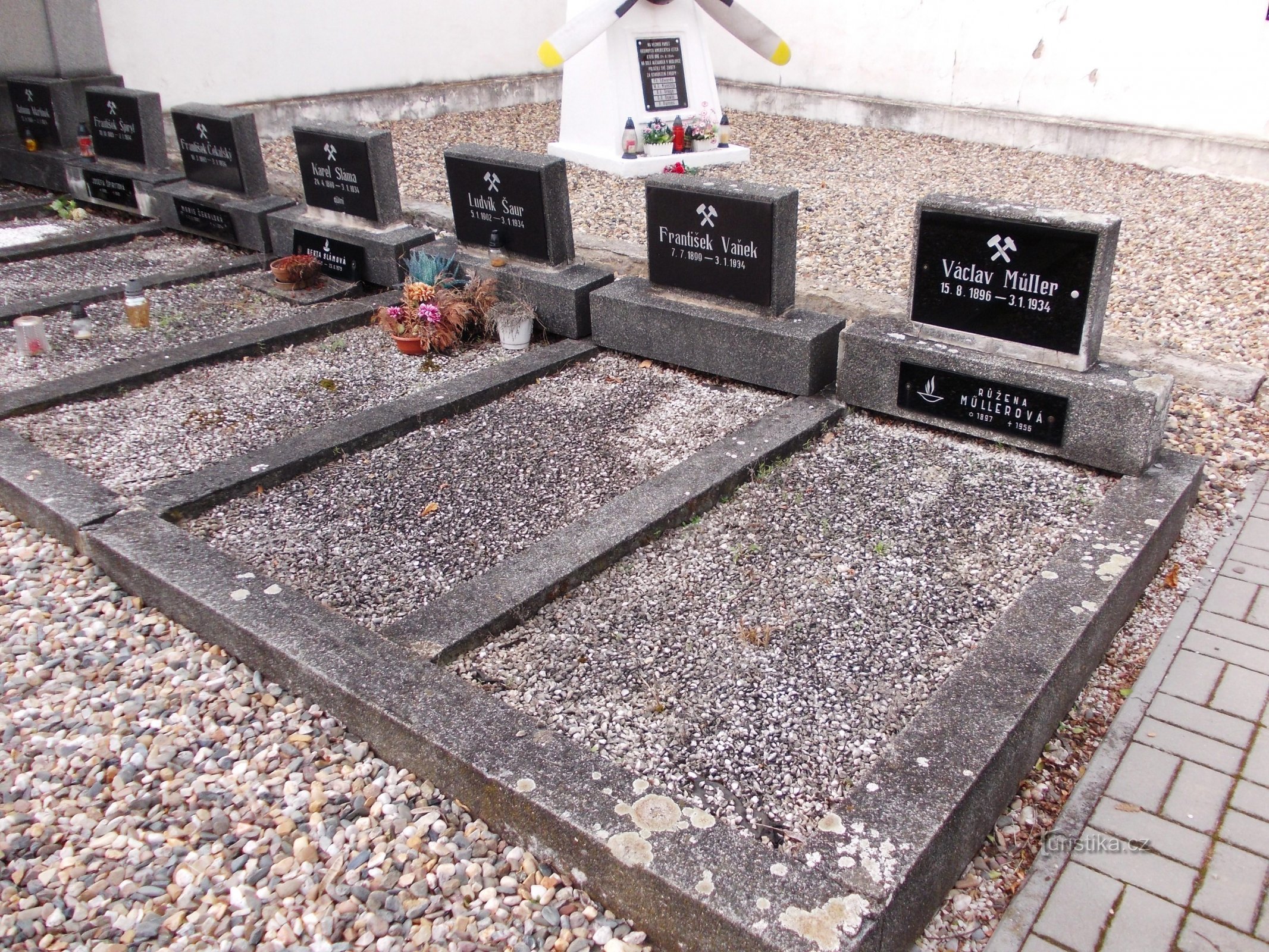the graves of the victims from Duchcov