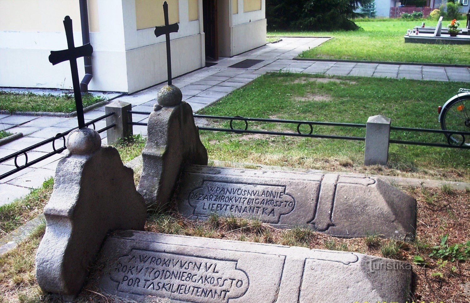 Gräber in der Nähe der Kirche