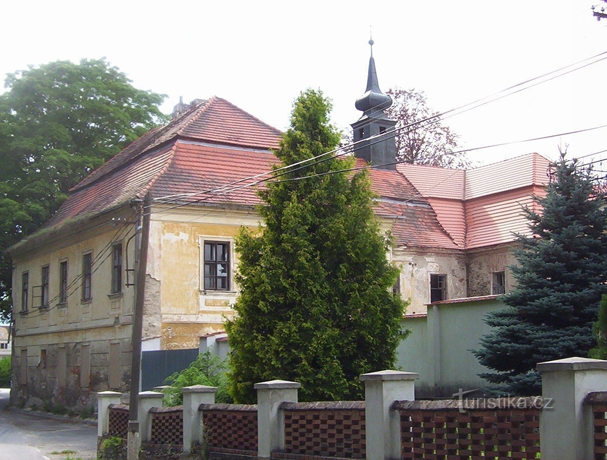 Hroby-zámek-nádvorní strana-Foto:Ulrych Mir.