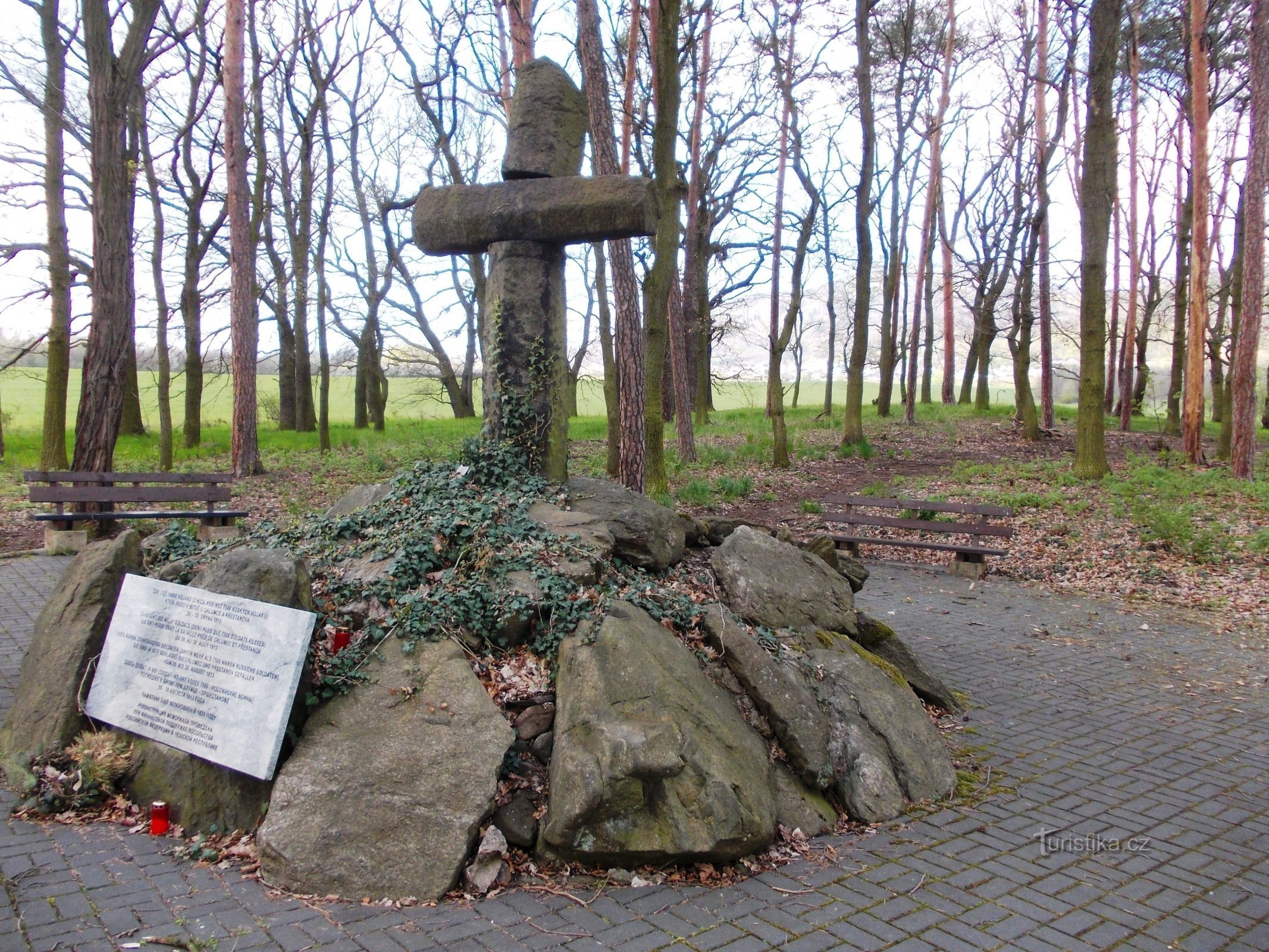 Hromadný hrob, v ktorom leží okolo 10 000 vojákov padlých v bitke r. 1813