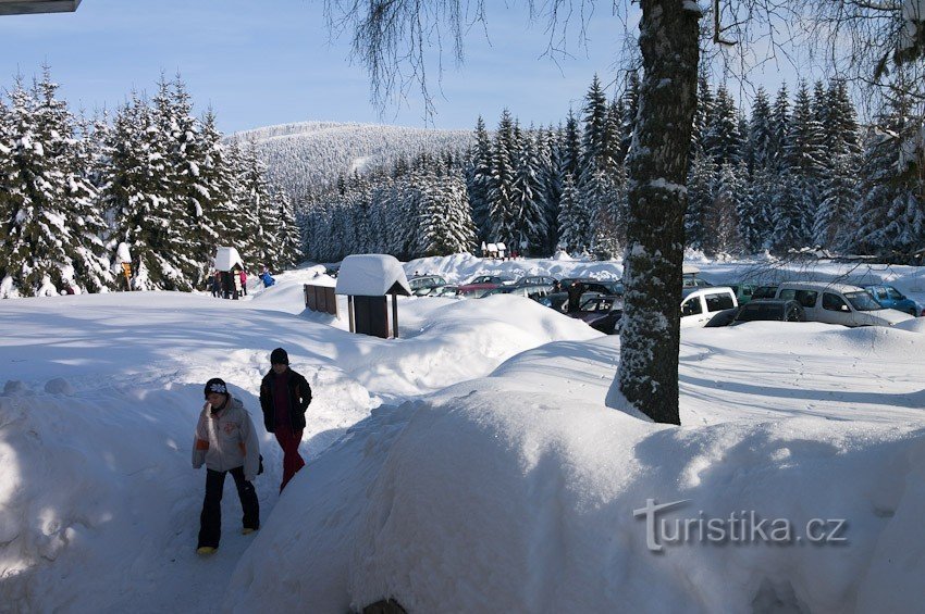 Högar av snö på Skrítek