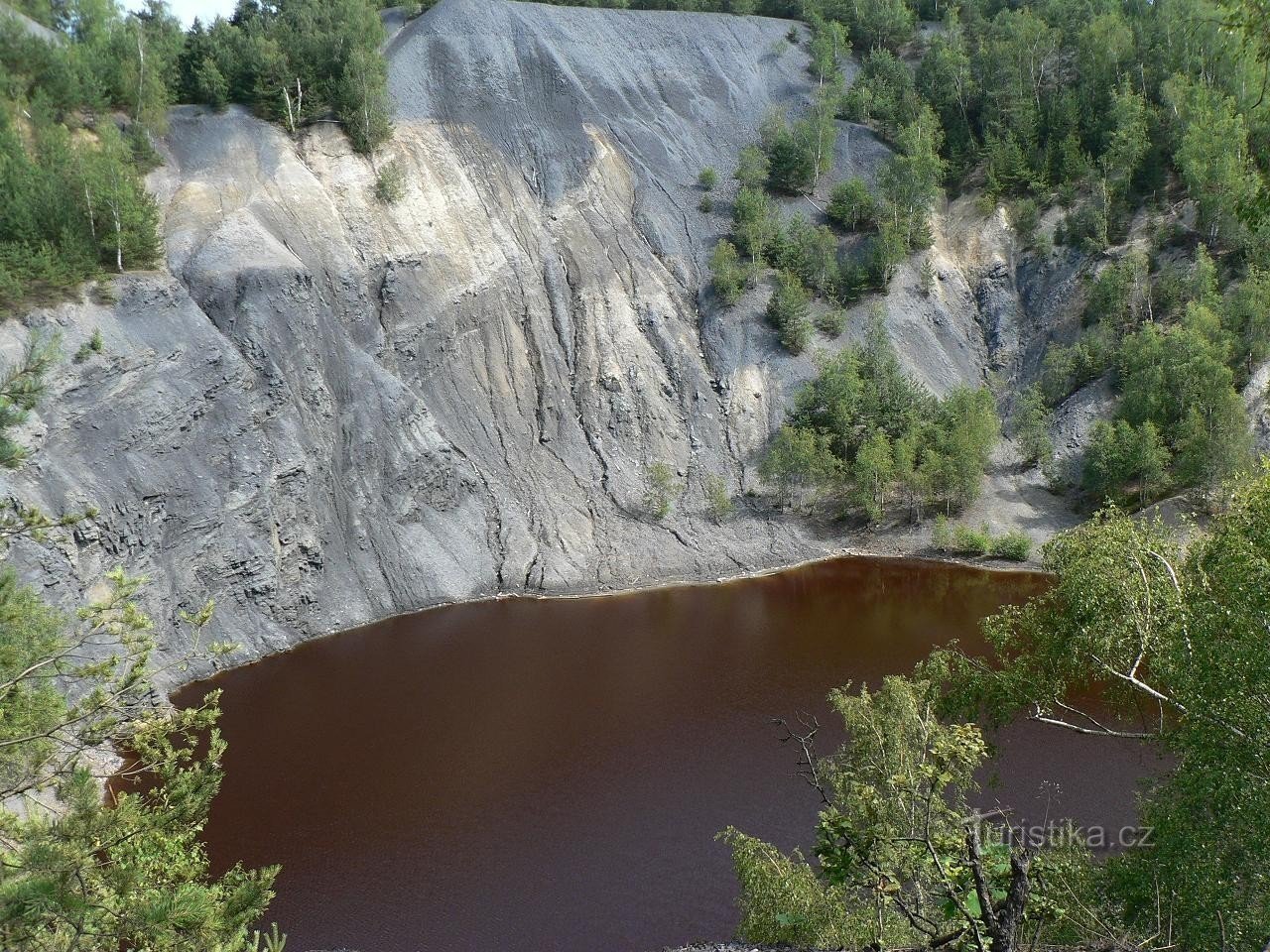 Lac de Hromnické, mur au-dessus du lac