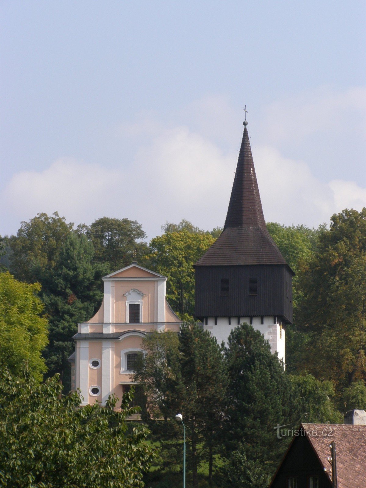 Hronov - igreja de Todos os Santos com torre sineira