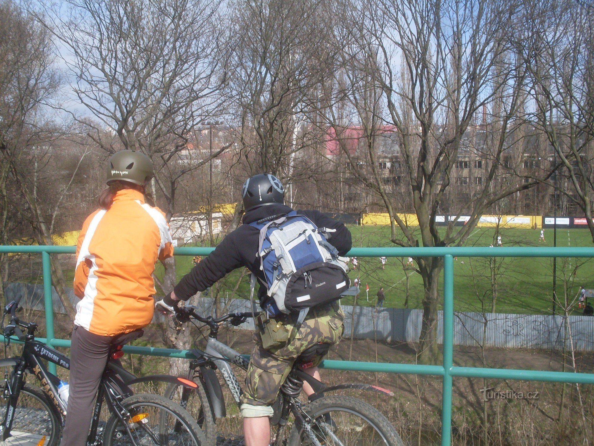 Je kunt de wedstrijd ook bekijken met een squishy bal vanaf het fietspad dat langs de oude spoorlijn loopt