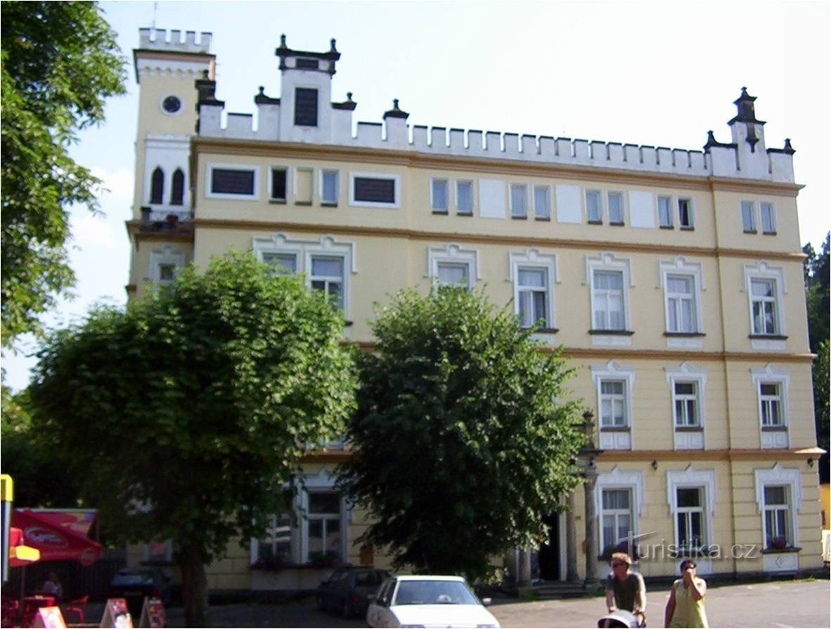 Hrubá Skála-κάστρο-κύρια πρόσοψη του ξενοδοχείου του κάστρου-Φωτογραφία: Ulrych Mir.