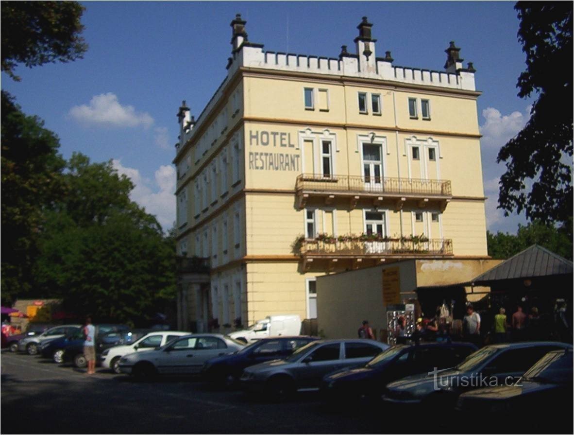 Hrubá Skála-grad-gradski hotel-Foto: Ulrych Mir.