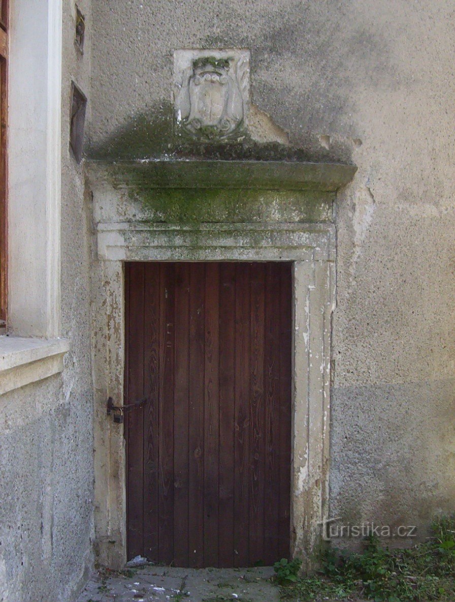 Hrubčice-lock-side 入口与徽章-照片：Ulrych Mir。