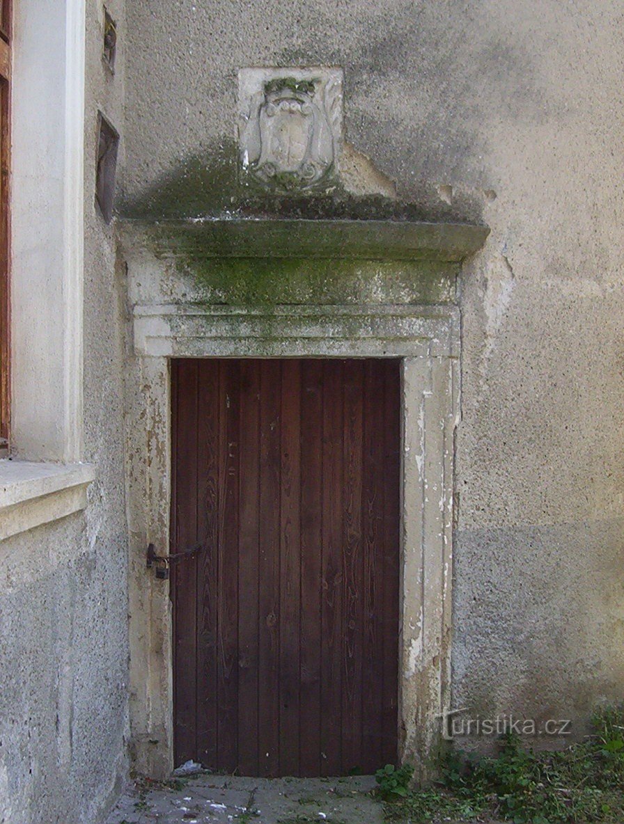 Hrubčice-Schleuseneingang mit Wappen-Foto: Ulrych Mir.