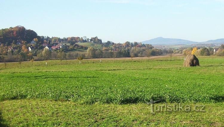 Hruboskalsko：来自 Rokytnický rybník 的 Doubravice 和 Ještěd