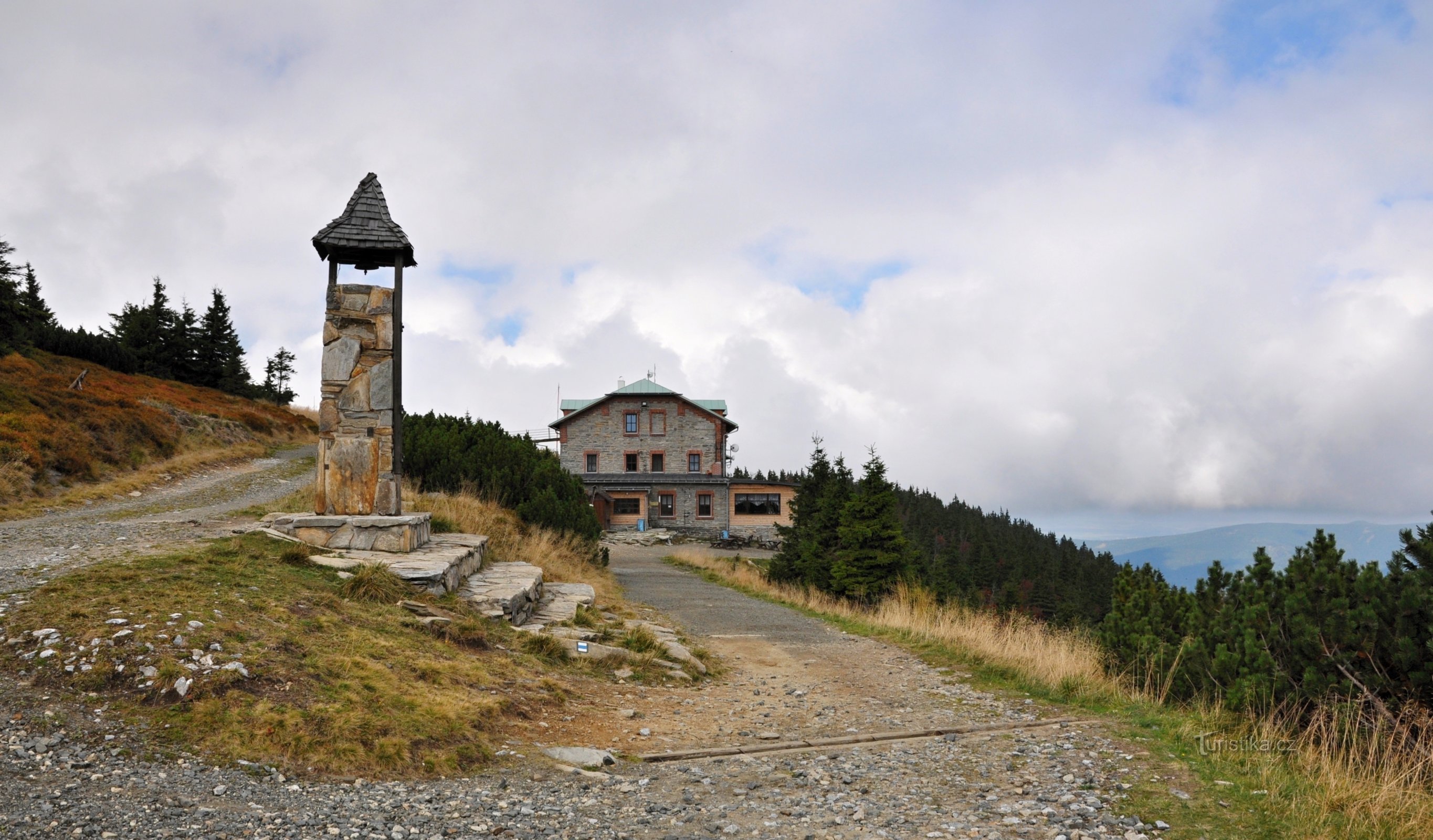 Hrubý Jeseník : Šerák - la maisonnette et le clocher de Jiří