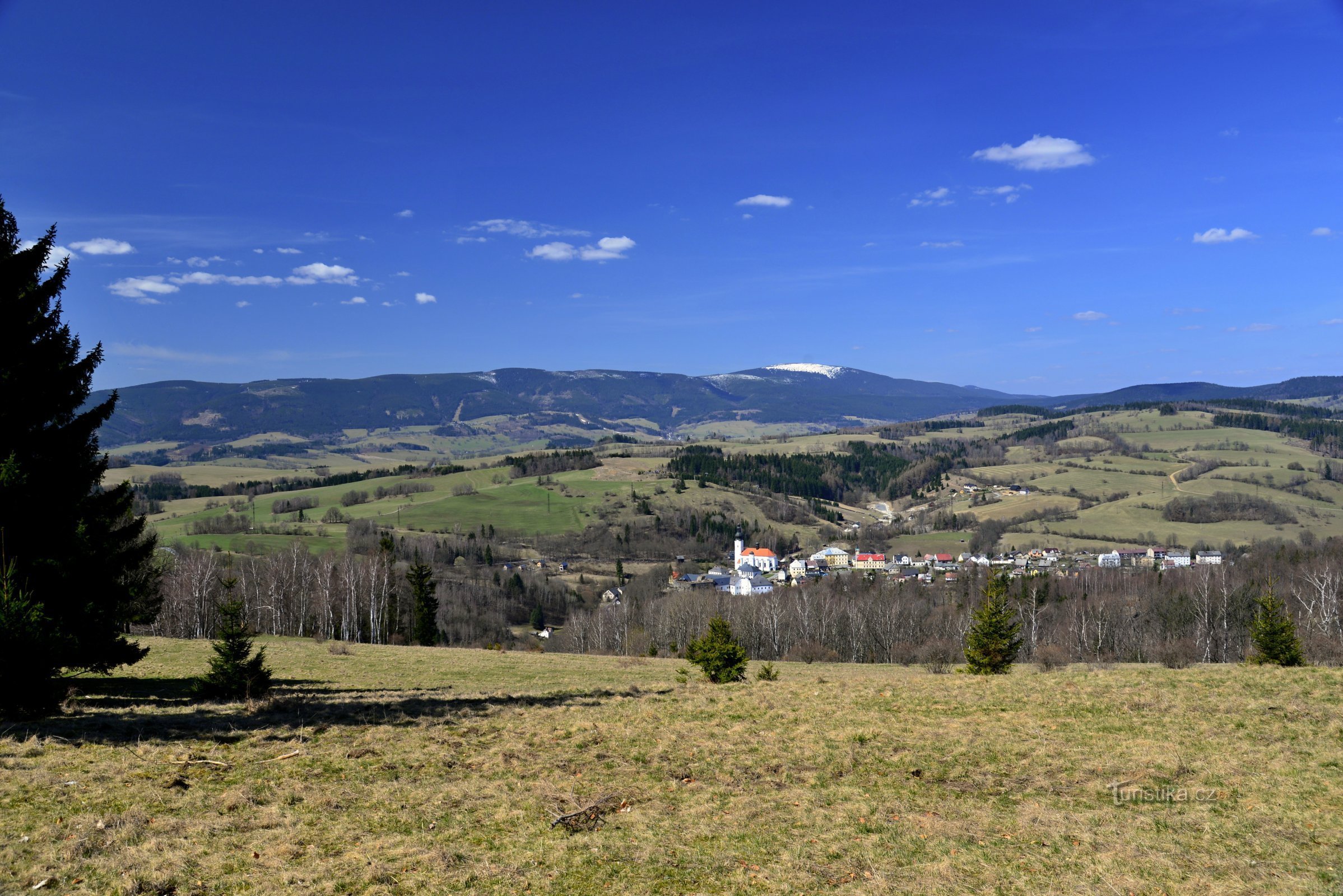 Hrubý Jeseník：从 Přední Alojzov 到 Branná 和 Králický Sněžník 的景色