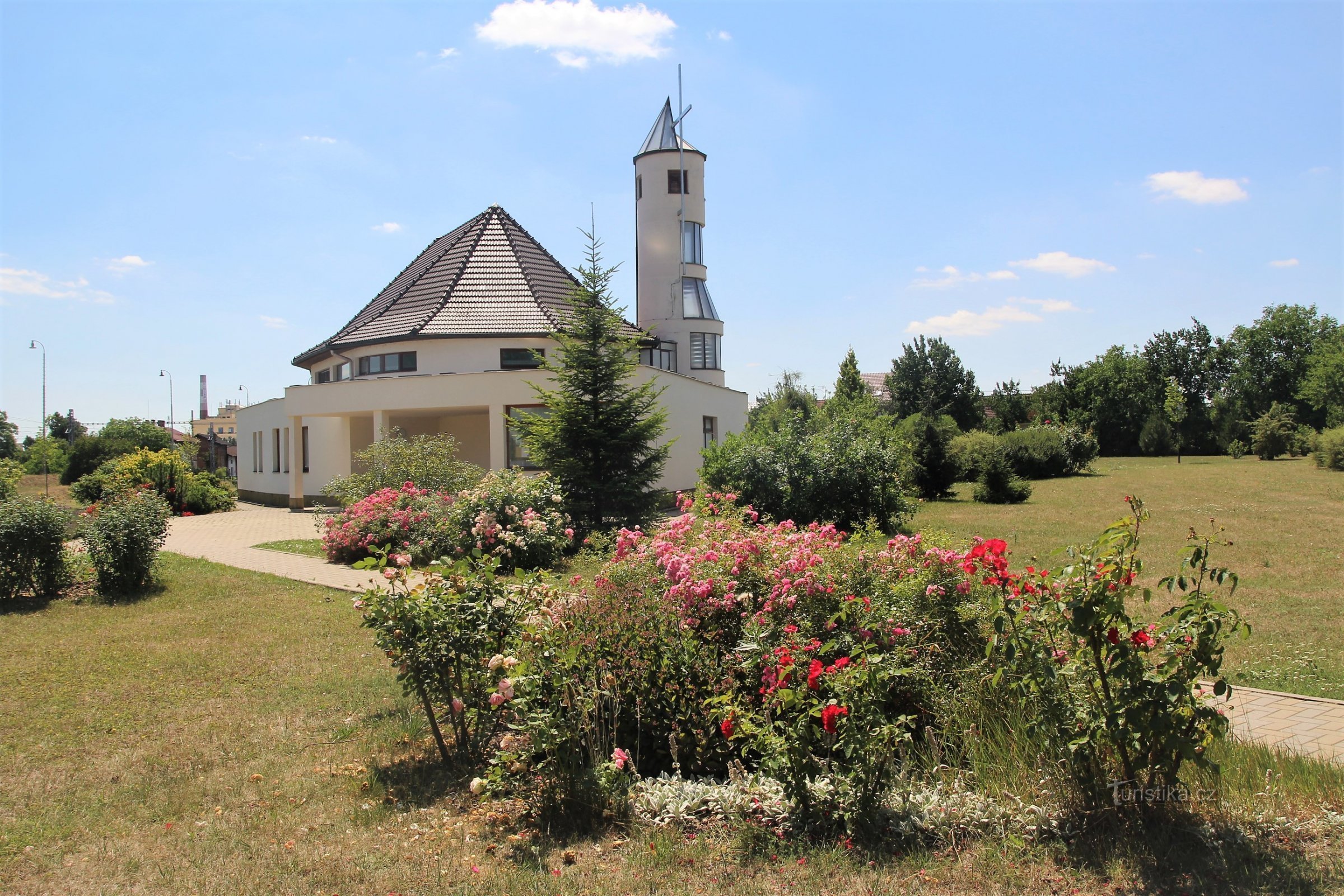Hrušovany lähellä Brnoa - Neitsyt Marian kuningattaren kirkko