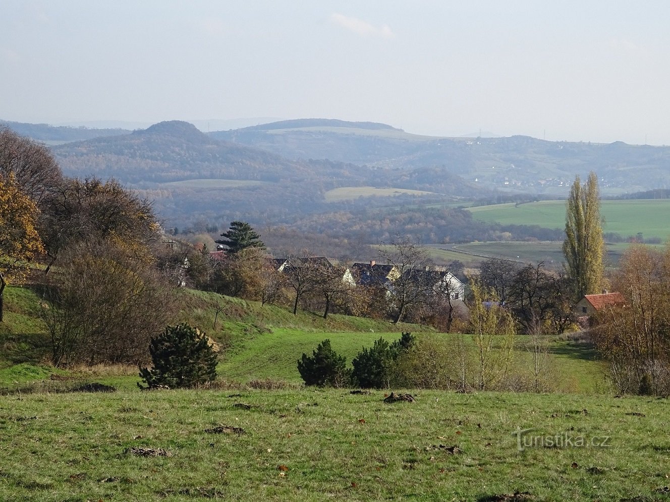 Hrušovka und im Hintergrund die Hügel des Labské údolí.