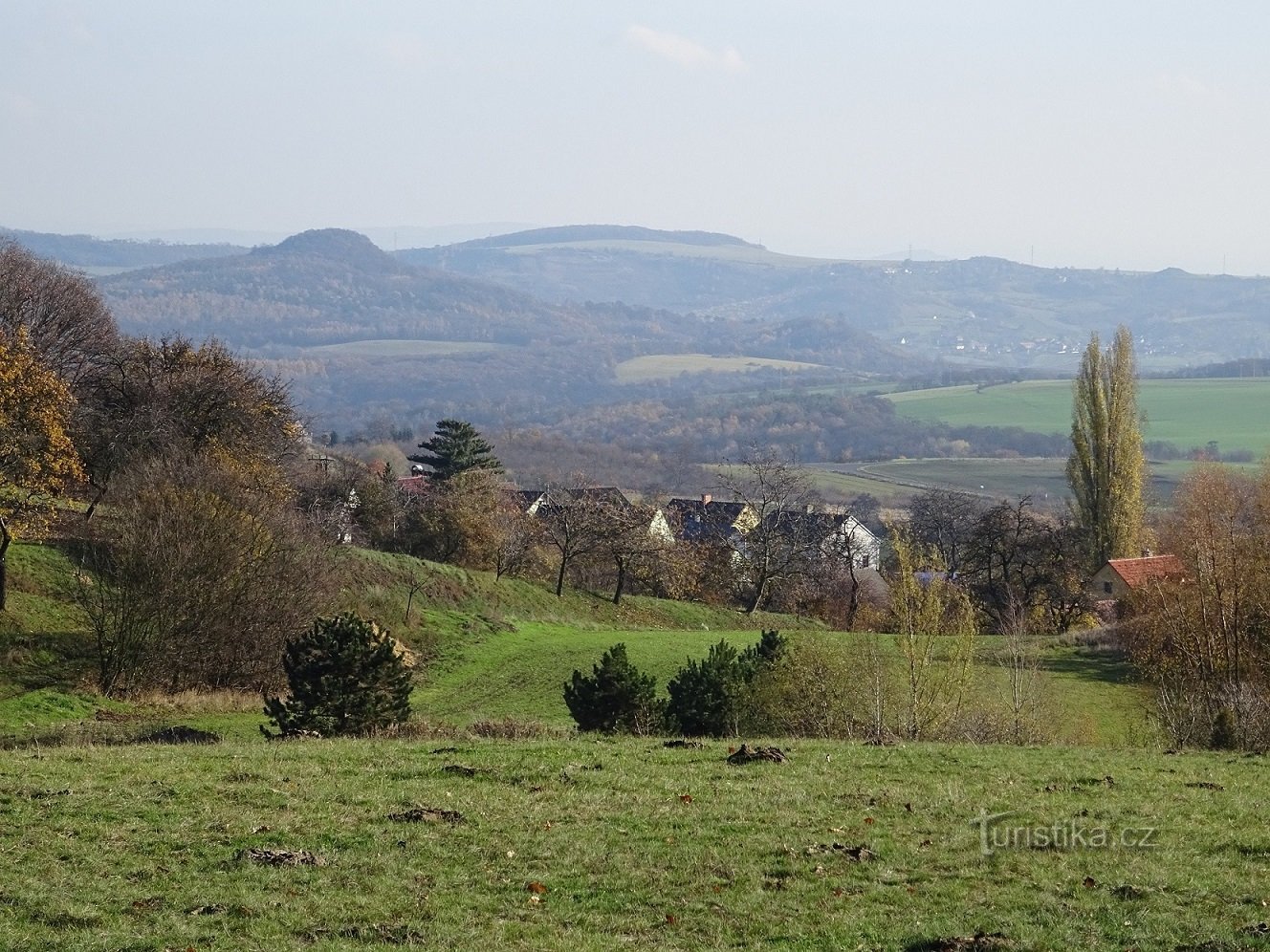 Hrušovka in hribi Labské údolí v ozadju.