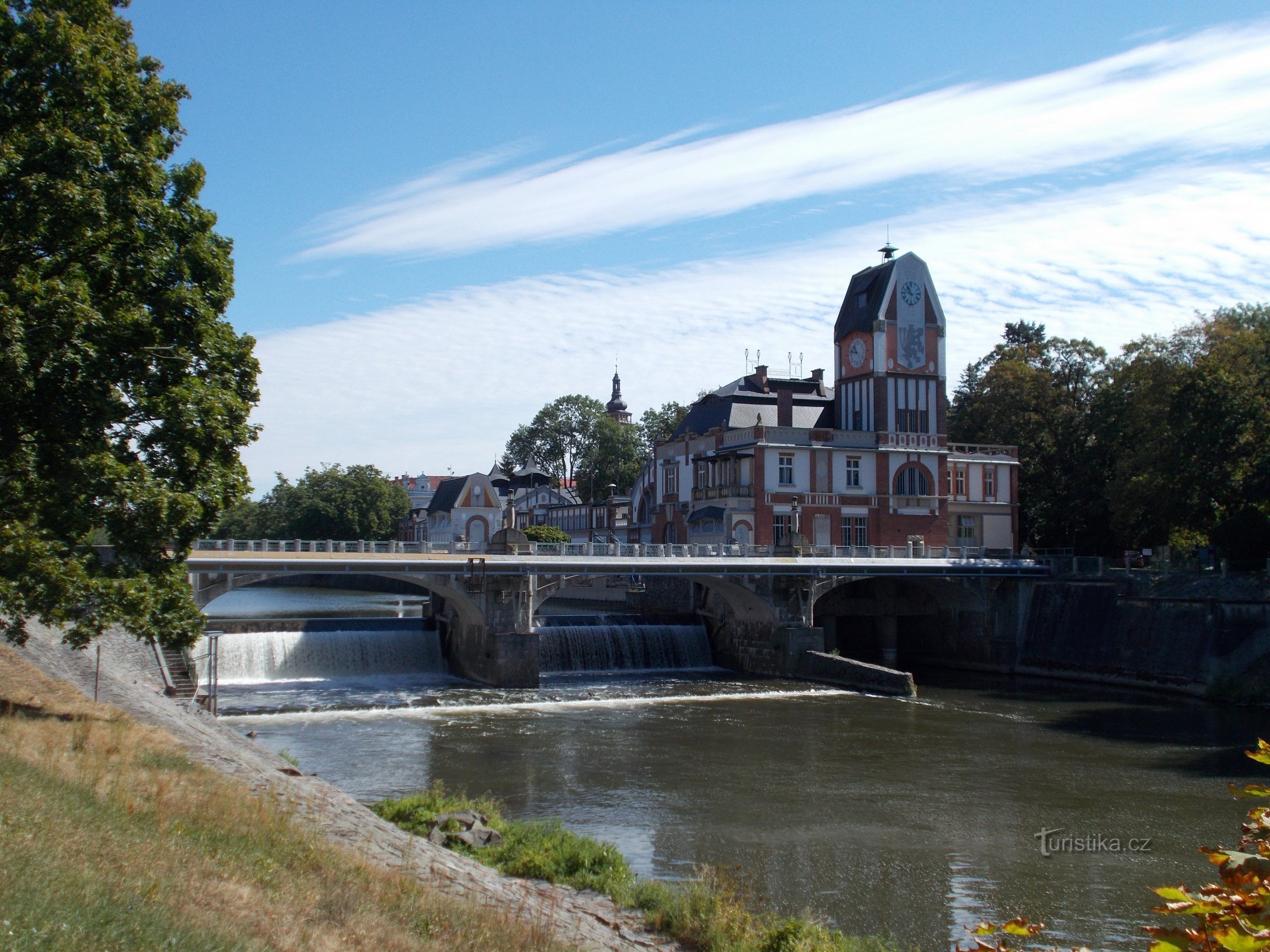 Hučák, mange avec la centrale électrique