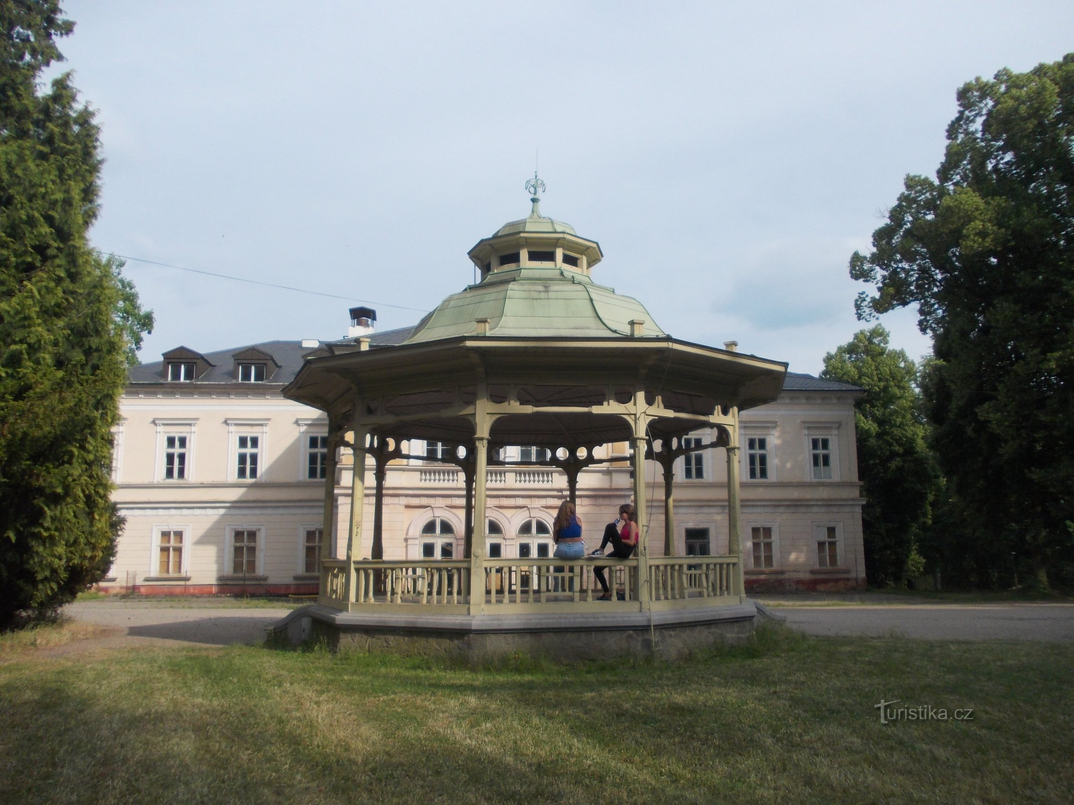 muziek tuinhuisje en spa bom