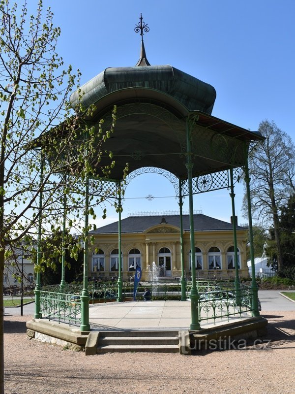 glasbeni gazebo, vodnjak in zgradba