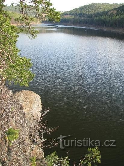 Husinecka 大坝：由 Husine 一侧的岩石制成的 Husinecka 大坝