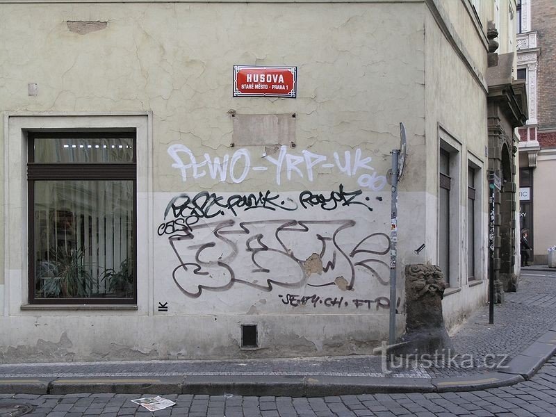 Husova, nároží s patníkem