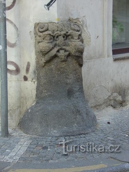 Rue Husova : borne sur la maison de la rue Na Perštýně