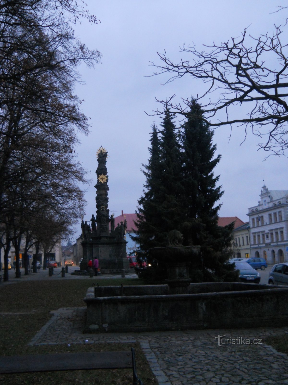 Husovo náměstí - colonne de la peste avec fontaine