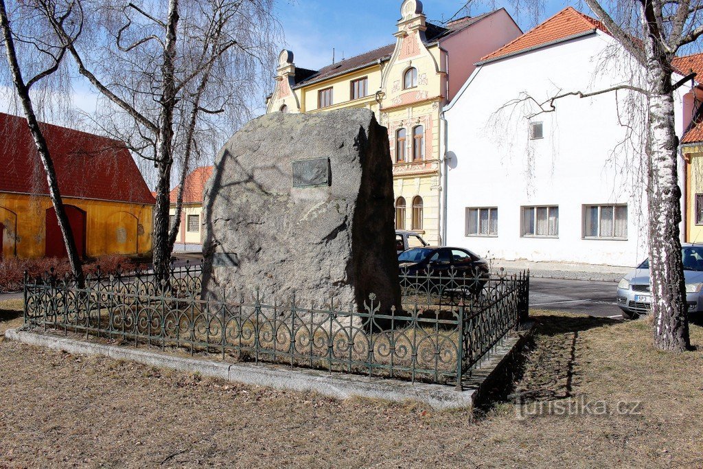 Husovo náměstí Monument to Master Jan Hus