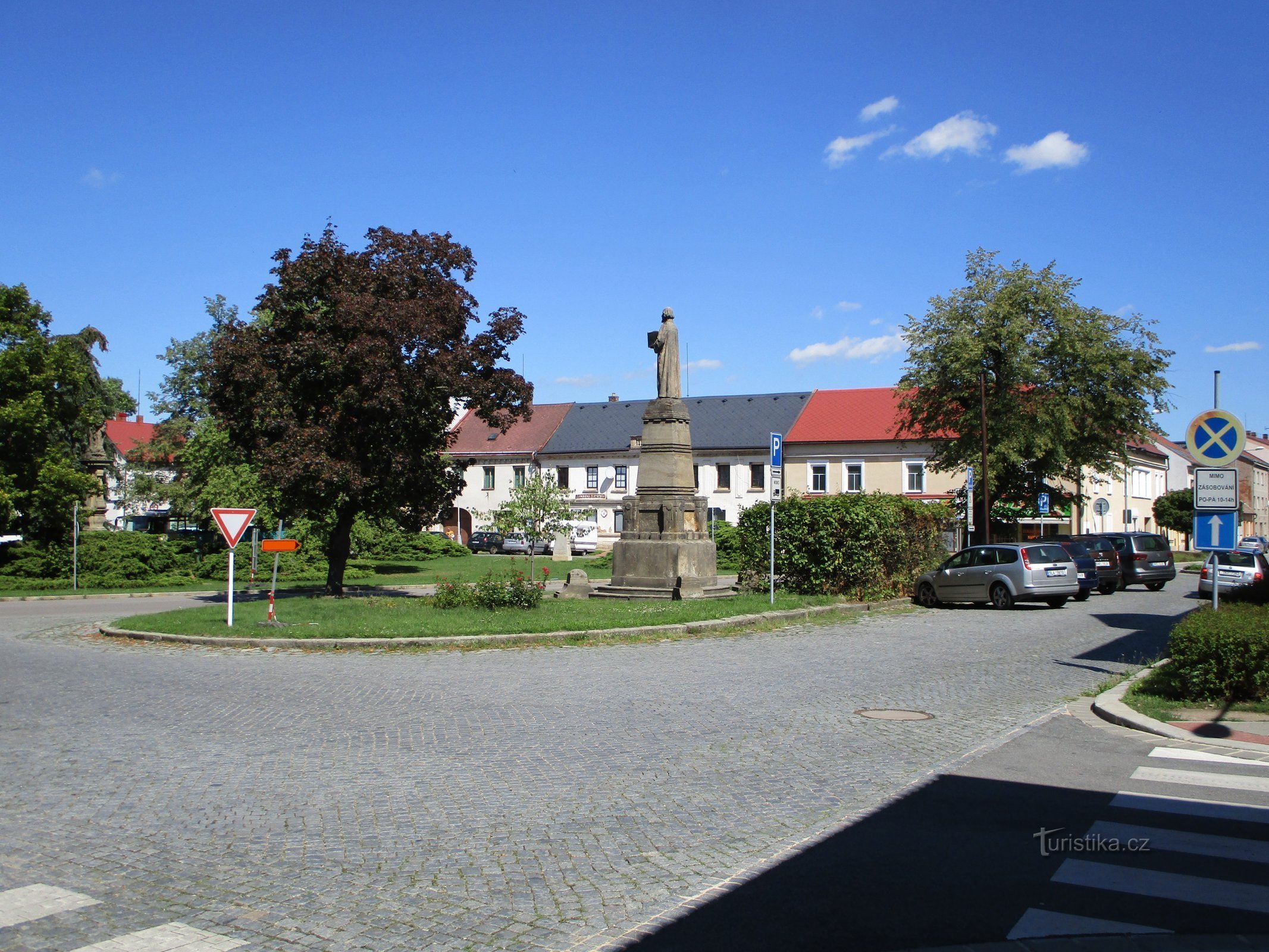 Husovo náměstí s pomníkem M. Jana Husa (Nechanice, 18.8.2019)