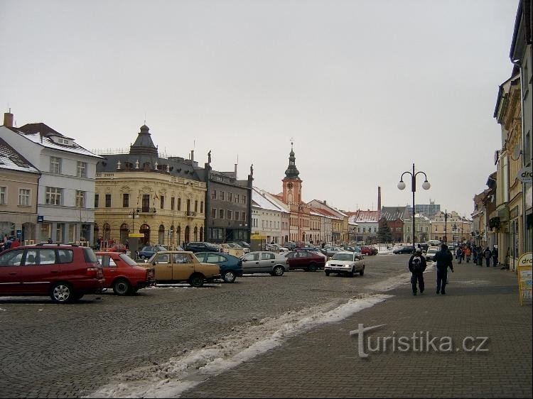 Husovo náměstí z mestno hišo: Rakovniška mestna hiša je izrazit element južne strani