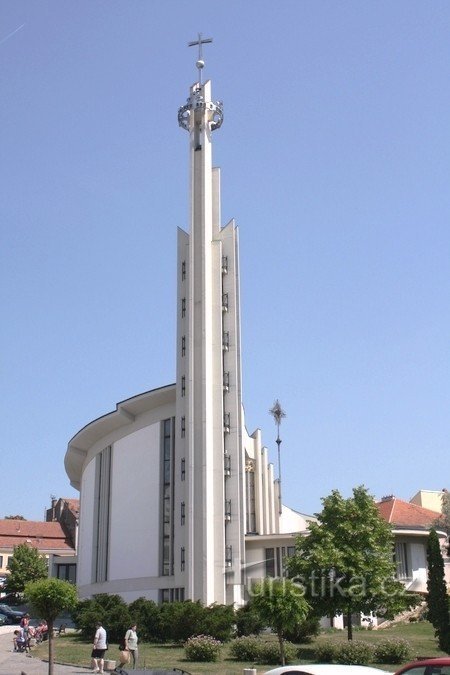 Hustopeče - kyrkan St. Wenceslas och St. Agnes Česká